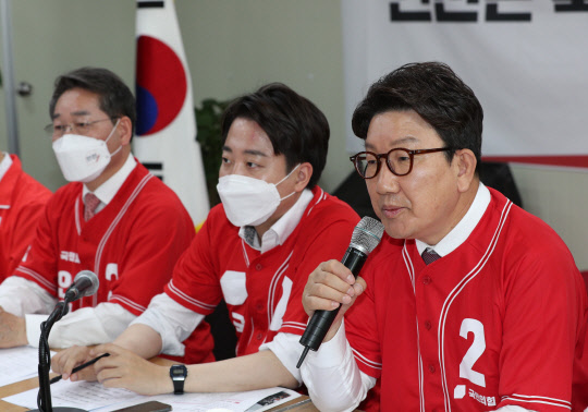권성동(오른쪽) 국민의힘 원내대표가 19일 오전 인천 미추홀구 유정복 인천광역시장 후보 선거 사무실에서 열린 국민의힘 중앙선거대책위원회 인천 현장회의에서 중앙당 공동선대위원장 자격으로 발언하고 있다.<국회사진기자단·연합뉴스>